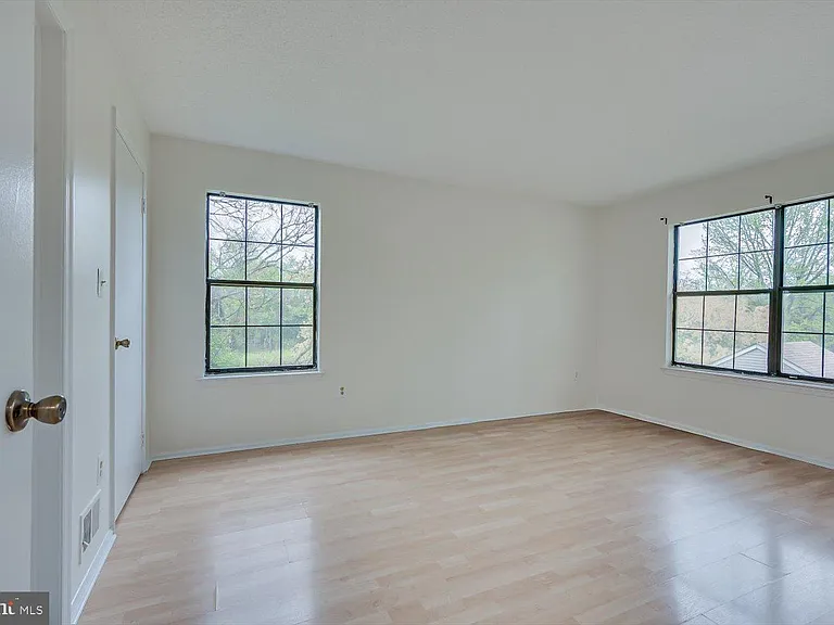 64 Taylor Dr — Photo 15
