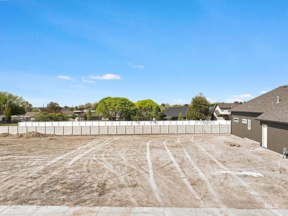 2nd image of 832 Willowa Rd