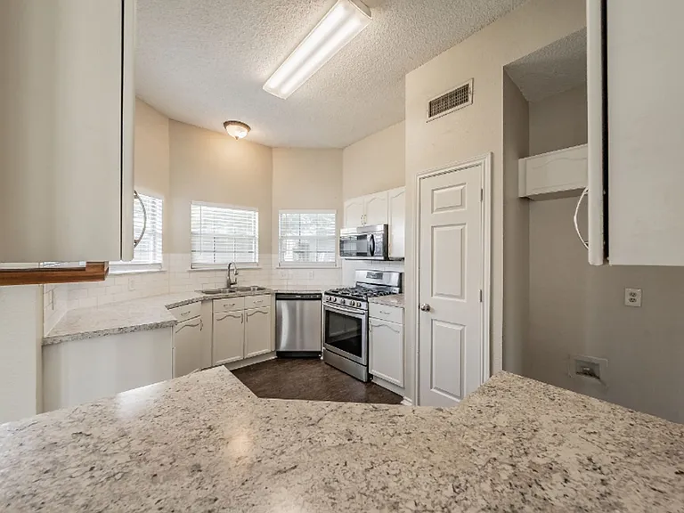 2136 Stoneridge Dr — Photo 11