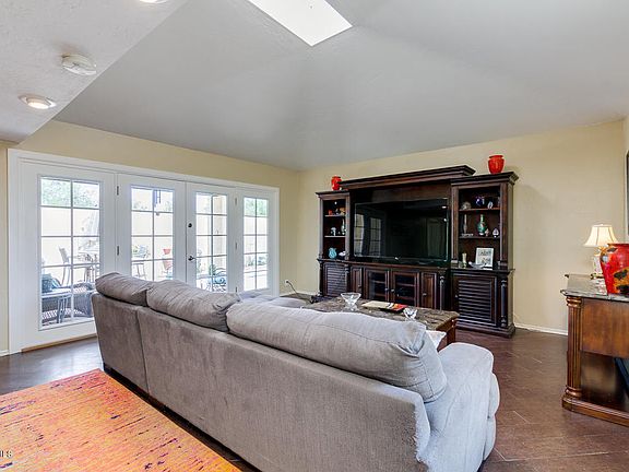 4th image of 1142 N Revere