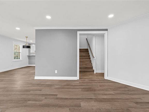 5th image of 415 Spring St