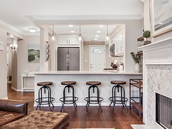 5th image of 2439 N Burling St #G