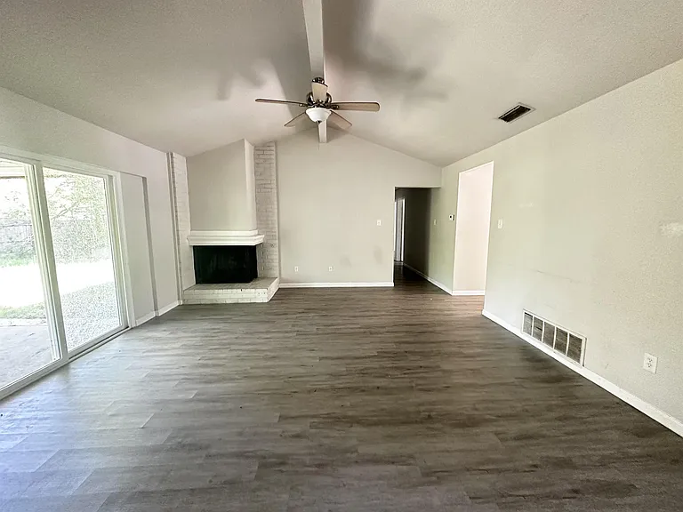1554 Willowbrook St — Photo 4