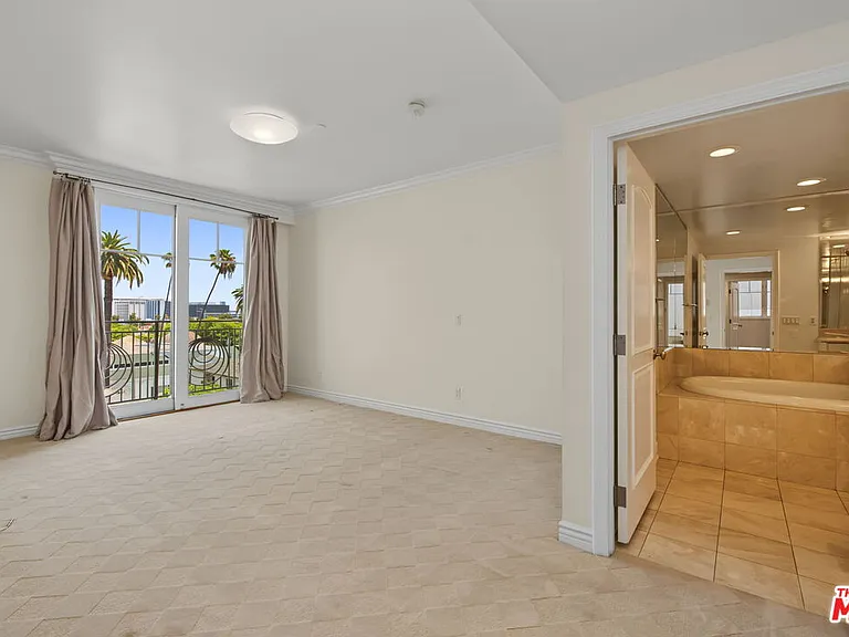 430 N Oakhurst Dr #Penthouse 406 — Photo 25