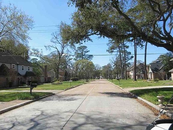 Exterior Neighborhood (street photo)