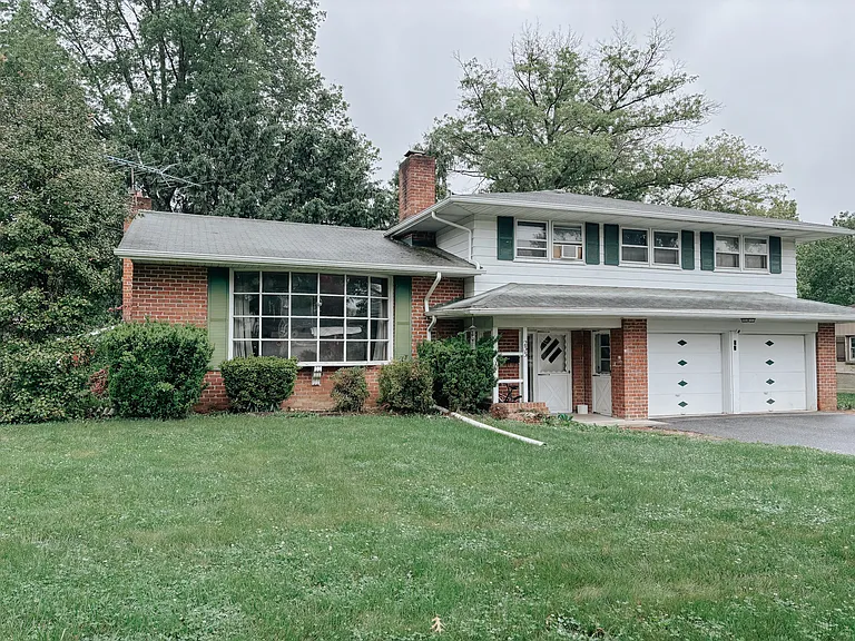 233 Hershey Dr — Photo 3