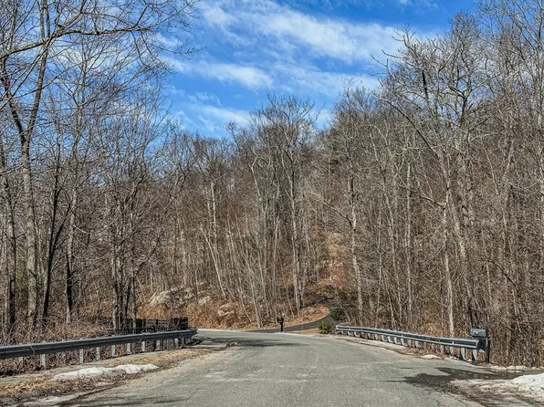 15 Carver St, Granby, MA 01033