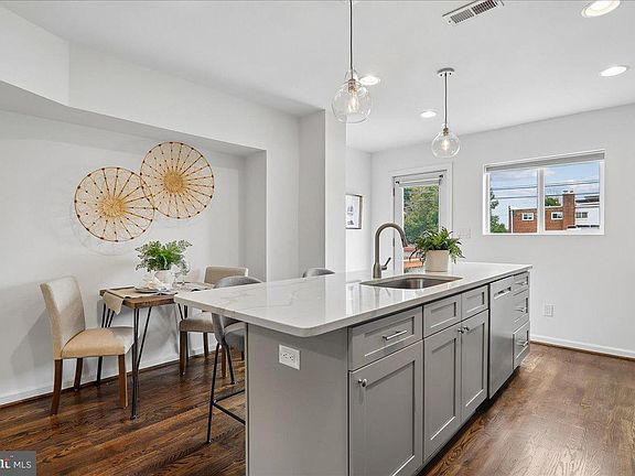 5th image of 218 33rd St NE
