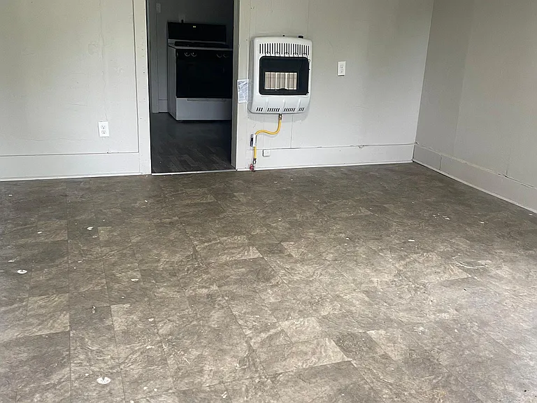 1111 Augusta Ave — Photo 5