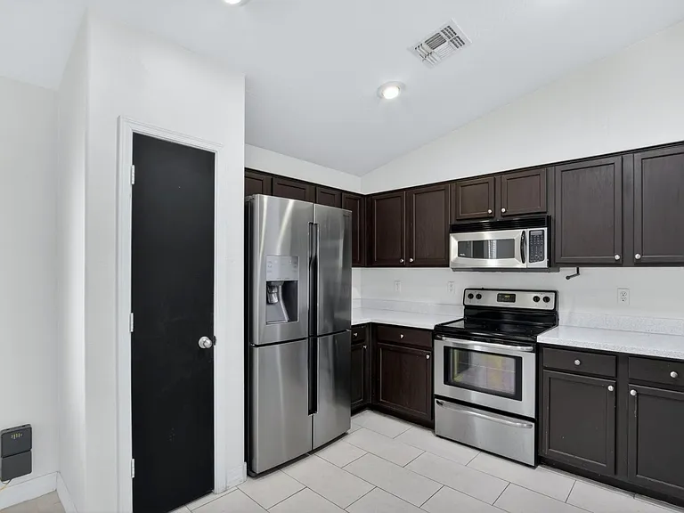 6550 S 44th Ave — Photo 4