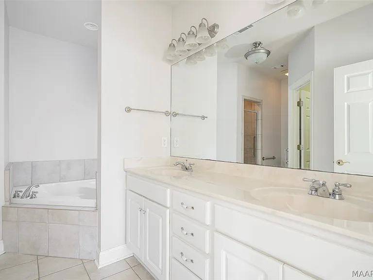 5540 Ash Grove Cir — Photo 4