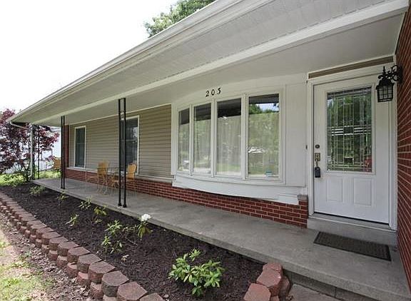 4th image of 203 W Poos Dr