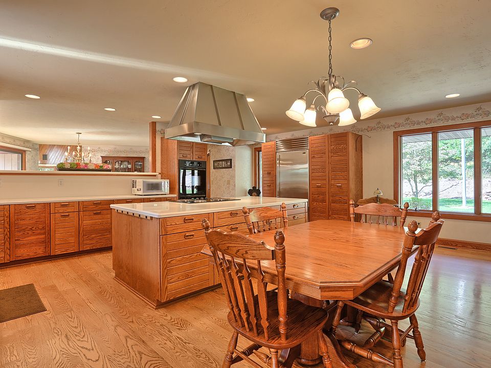 Large Eating Area in Kitchen