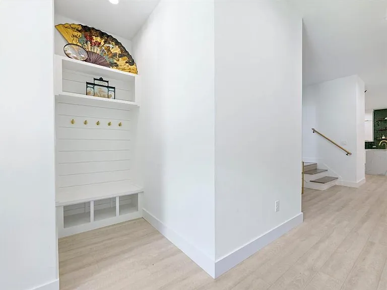 379 Enota Pl SW — Photo 4