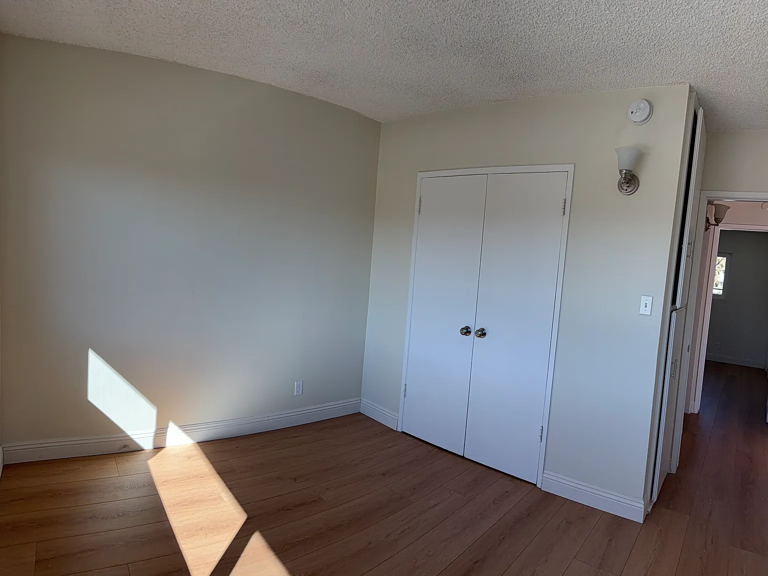 2 bed, 900 sqft, $2,300 — Photo 4