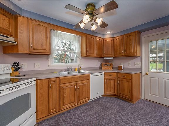 3rd image of 970 White Oak Cir