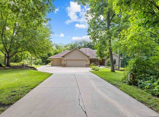 5818 N Glenmoor Ln, Janesville, WI 53545