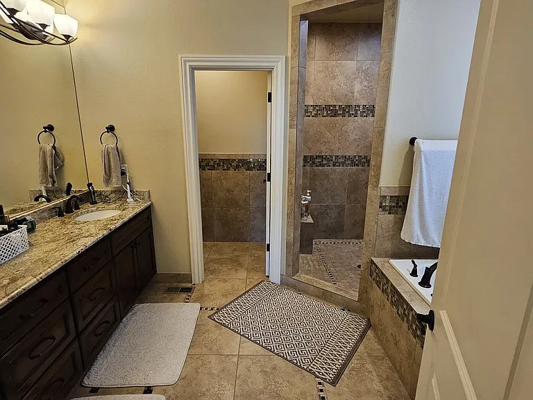 1323 SE Columbia Crest Ct — Photo 6