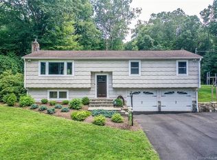 12 Jeremiah Rd, Sandy Hook, CT 06482