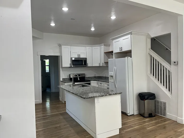568 W 300 N #1 — Photo 3