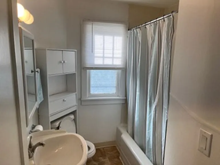209 E Oak St — Photo 7