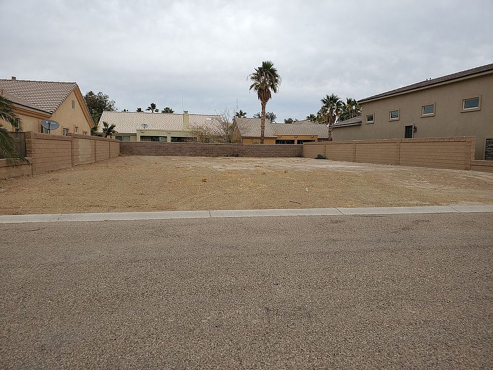 Lot with 3 block walls 