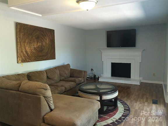 4th image of 2219 Flint Glenn Ln