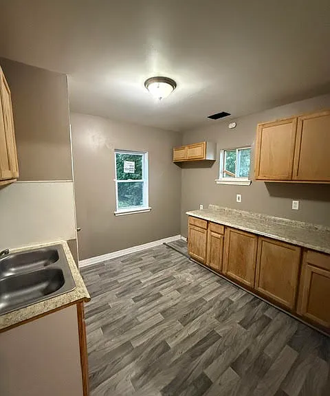 3214 S Grand Traverse St — Photo 2