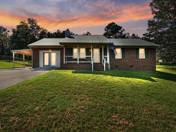 90 Oakridge Ave, Spring Lake, NC 28390