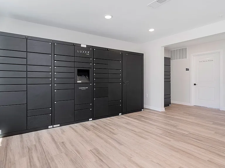 Package Delivery Room