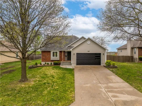 1597 Essex Dr, Warrensburg, MO 64093