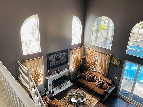 Comes with beautiful royal curtains.