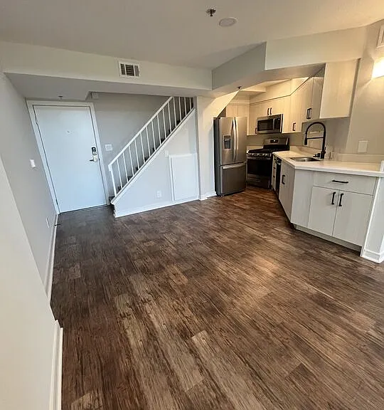 7660 Beverly Blvd #408 — Photo 9