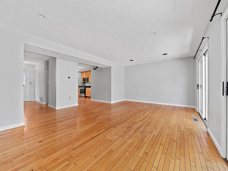 52 River St — Photo 11