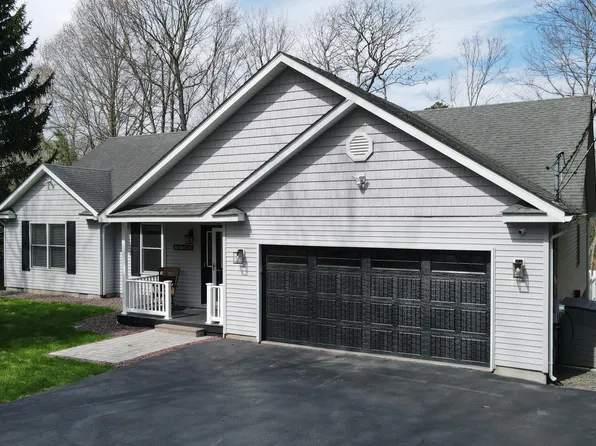 234 Surrey Dr, Lords Valley, PA 18428