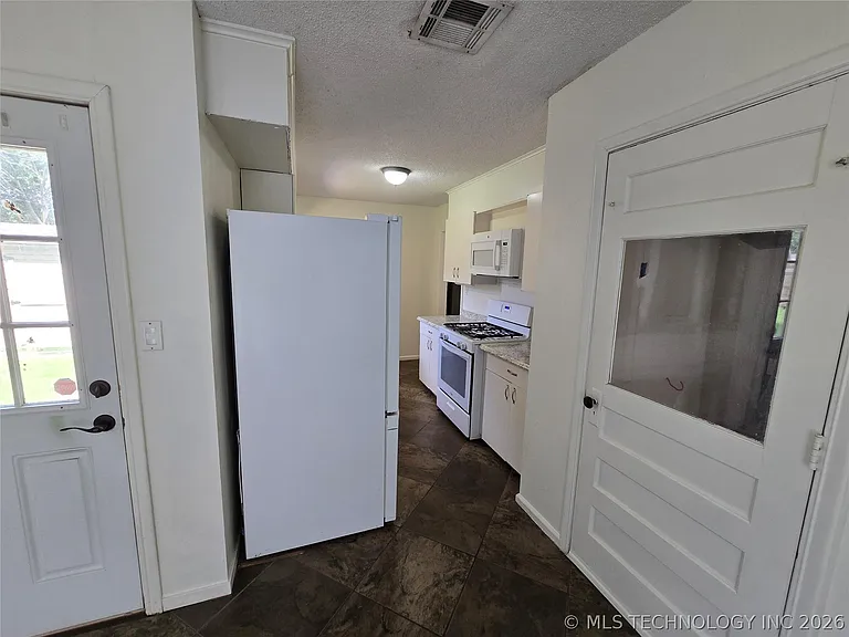 237 E 45th Pl — Photo 16