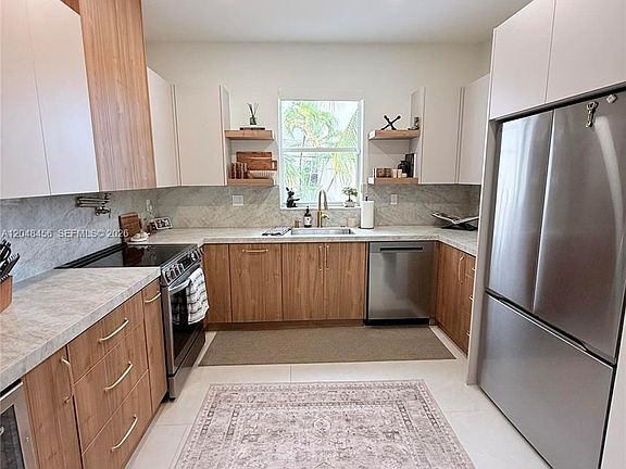 3rd image of 715 SW 4th Ave