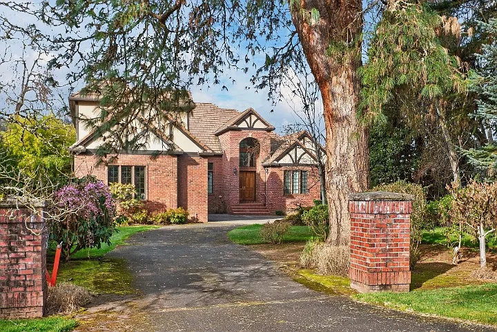Building Photo - SE Oak Shore Ln