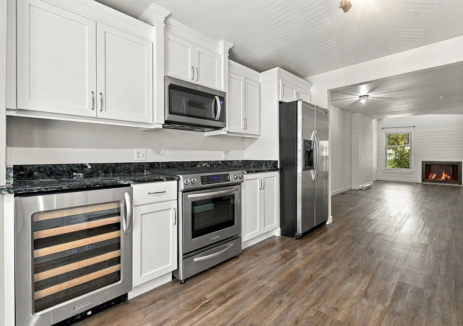 2 Bedroom, 2.5 Bath Walking Distance From the Riverside Trails and Downtown! — Photo 2