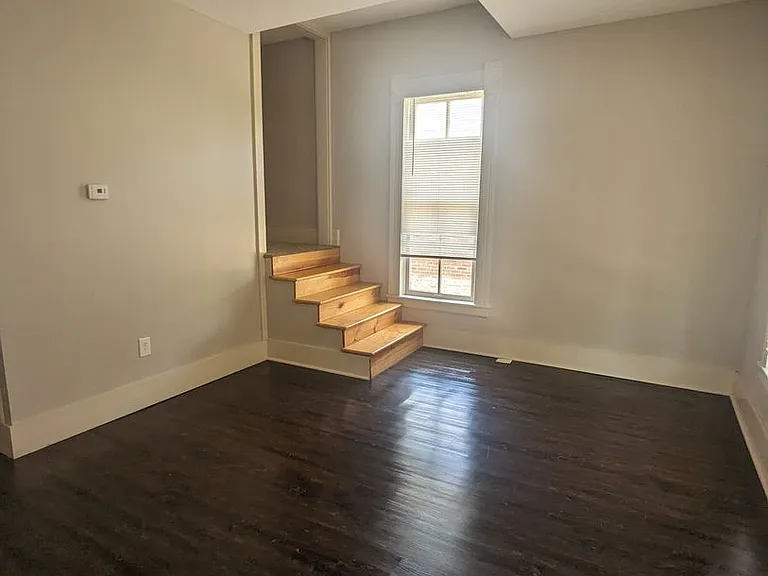 926 Locust St — Photo 2