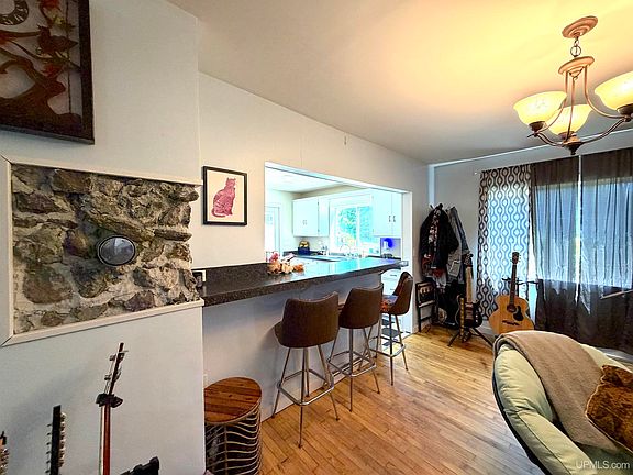 5th image of 15516 Forest St