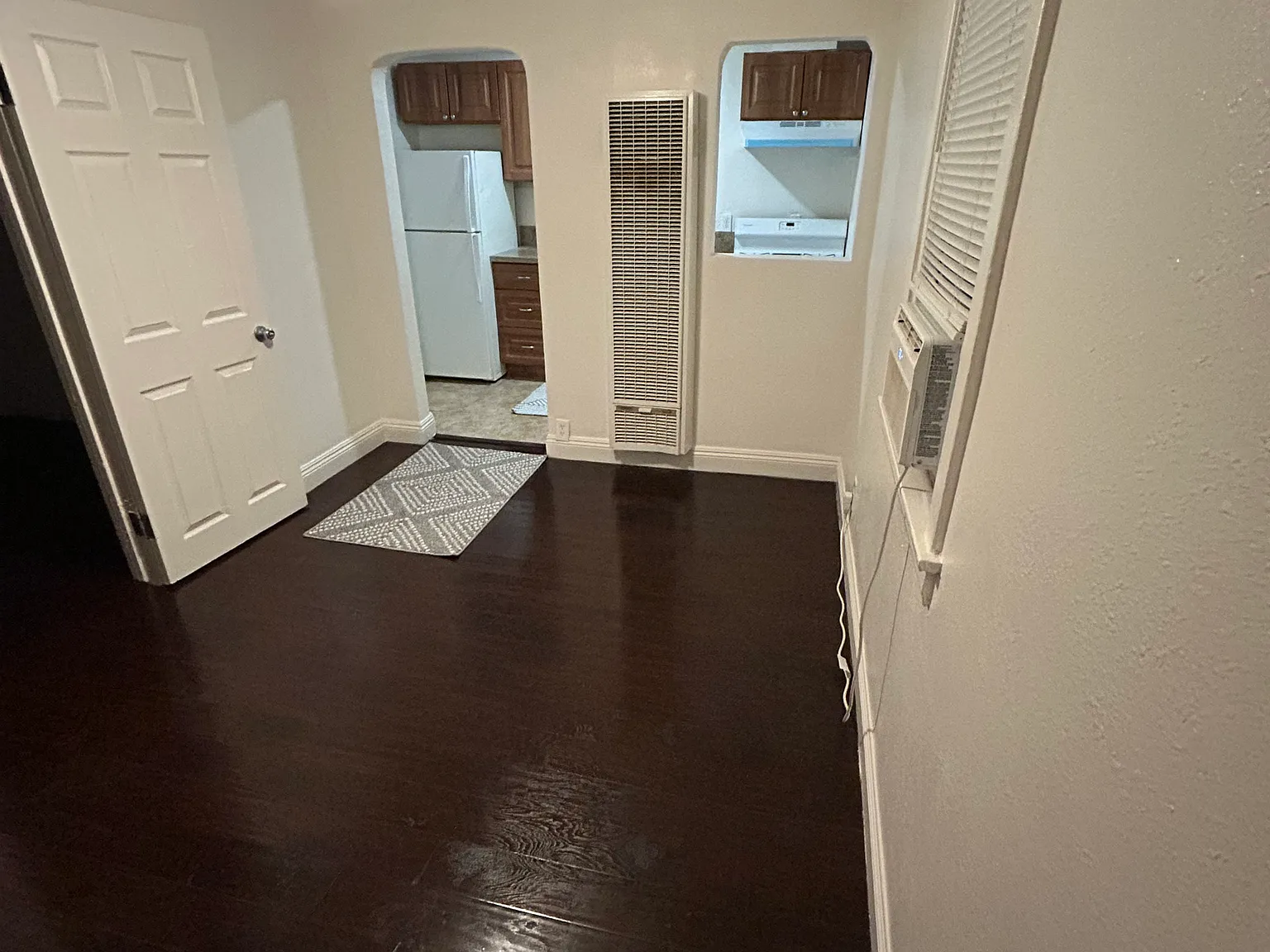 3 bed, 800 sqft, $1,945 — Photo 2