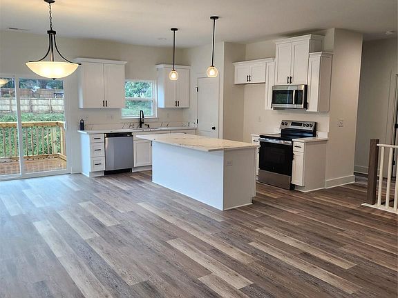 3rd image of 309 Riley Ct