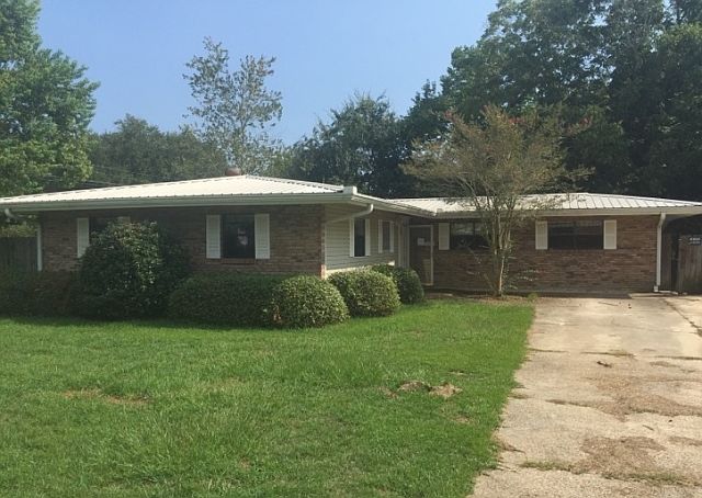 1st image of 2710 Pinewood Dr