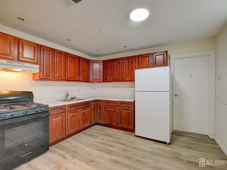 382 College Dr — Photo 7