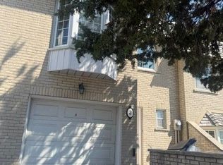 8 Farmstead Rd, Toronto, ON M2L 2G2