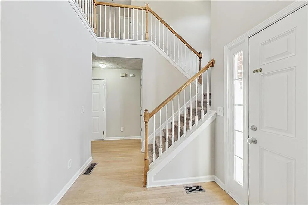 4 bed, 2.5 bath, 2530 sqft, $3,000 — Photo 2