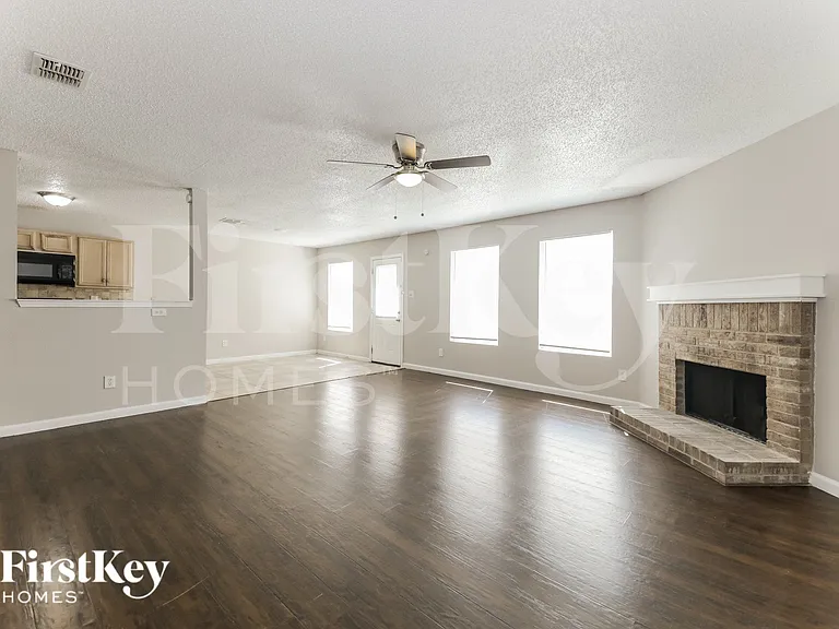 1395 Stewart Dr — Photo 5