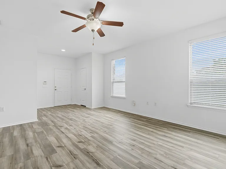 11200 Drumellan St — Photo 30