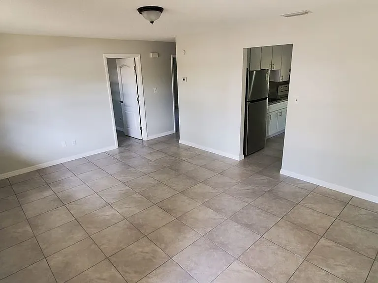 2578 Seneca Ave — Photo 6